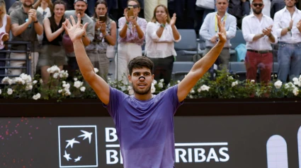 Alcaraz celebra su victoria ante Draper por un doble 6-4 en Roma.