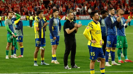 Caras tristes en los futbolistas de Las Palmas tras perder en Sevilla