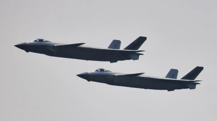 Dos cazas Chengdu J-20