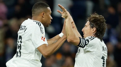 Mbappé celebra su gol frente al Mallorca con Luka Modric, por la asistencia
