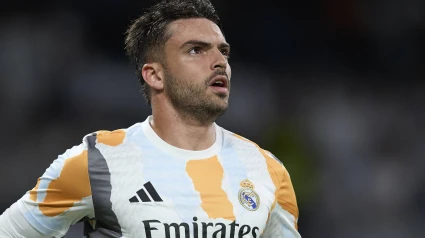 Raúl Asencio en el calentamiento del Real Madrid previo a un partido