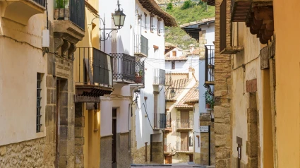 Edificios renovados en el pintoresco casco antiguo de Rubielos de Mora en la comarca de Gudar-Javalambre, Teruel
