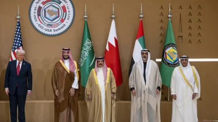 Una foto proporcionada por la Corte Presidencial de los Emiratos Árabes Unidos muestra (de izq. a der.) al presidente de los Estados Unidos, Donald Trump, al príncipe heredero saudí, Mohammed bin Salman bin Abdulaziz Al Saud, al rey de Bahréin, Hamad bin Isa Al Khalifa, al príncipe heredero de Abu Dabi, el jeque Khaled bin Mohamed bin Zayed Al Nahyan, y al secretario general del Consejo de Cooperación del Golfo, Jasem Mohamed Al Budaiwi, posando para una foto familiar durante la cumbre entre el Consejo de Cooperación del Golfo (CCG) y los Estados Unidos, en el Ritz-Carlton en Riad, Arabia Saudita.