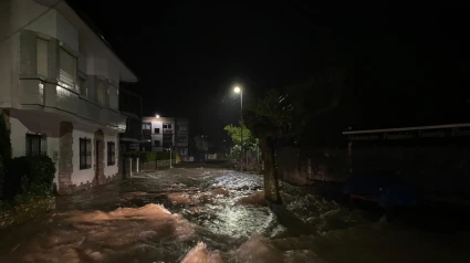 El agua corre por las calles del concejo de Colunga, inundado por las lluvias intensas