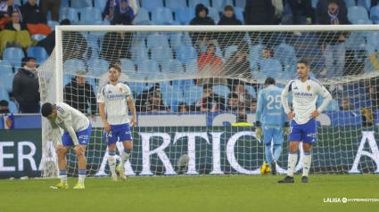El Real Zaragoza encaja un gol ante el Real Oviedo.