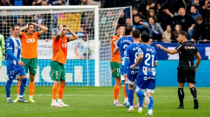 Gil Manzano señala el punto de penalti ante la incredulidad de los jugadores del Valencia.
