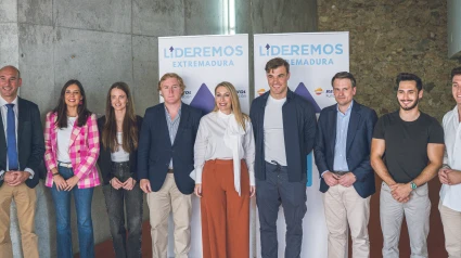 Autoridades y miembros de 'Lideremos' en la presentación en Badajoz