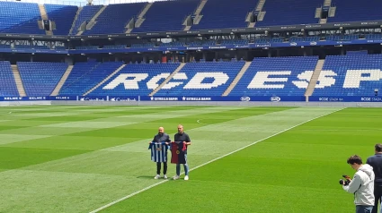 Manolo González y Hansi Flick posaron ayer en la tradicional foto previa al derbi barcelonés