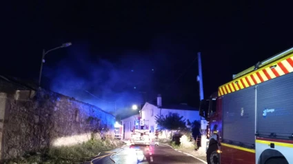 Los bomberos en el lugar del incendio en Sogo