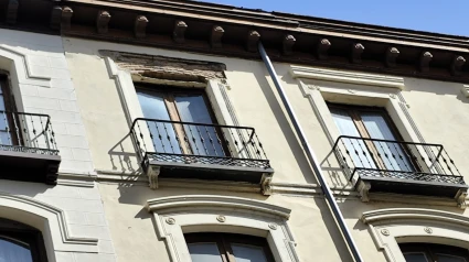 Imagen del balcón en el que se desprendió una cornisa en la calle Alfonso de Zaragoza