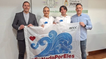 El presidente de la AECC de Ourense, Germán Rodríguez-Saá, con los dos nadadores, Felipe Iglesias y Rafa Tabarés, junto a Santi Escudero, presidente del Club Natación Pabellón