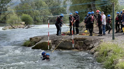 Prácticas de rescate de los alumnos en el Riu Segre