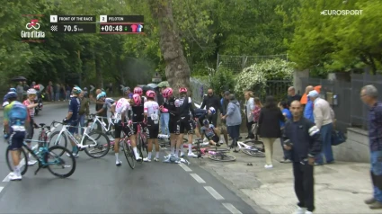 Los ciclistas han sufrido una caída masiva que ha obligado a parar la carrera.
