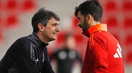 Pacheta charla con Trigueros durante el primer entrenamiento de nuevo técnico del Granada