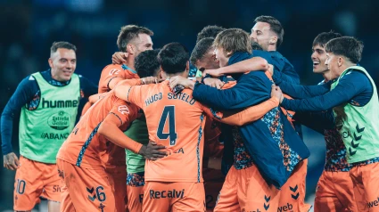 Los jugadores del Celta celebran su victoria en Anoeta