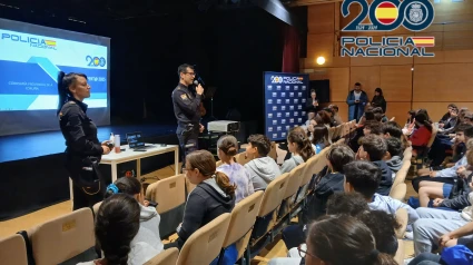 Entrega de los reconocimientos de Ciberexperto al alumnado coruñés