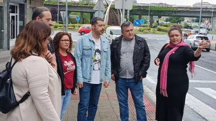 Olaia Ledo, a la derecha, explicando a los diputados del BNG la situación en esta carretera