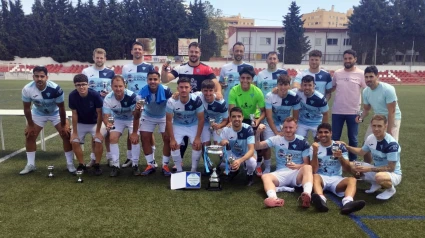 Jugadores y técnicos posan contentos tras conseguir el título