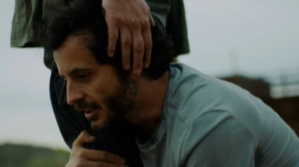 .Este viernes 16 de mayo llega a los cines 'El instinto', la ópera prima de Juan Albarracín. Javier Pereira encarna a Abel, un arquitecto que sufre agorafobia y que recibe un ultimátum laboral, en este thriller psicológico que busca reflejar con rigor y sin estigmas los problemas de salud mental que aún son, denuncia el director, una de las grandes asignaturas pendientes del sistema sanitario español.CULTURABARTON FILMS