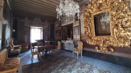 Interior del salón amarillo del museo Palacio de Guevara, abierto en la Noche de los Museos