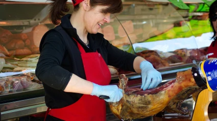 Cortar jamón es un arte que requiere paciencia, herramientas adecuadas y técnica precisa.