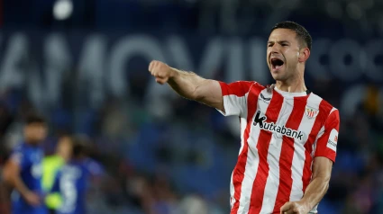 El delantero Gorka Guruzeta celebra el primer gol del equipo bilbaino durante el partido de la jornada 36 de LaLiga que Getafe CF y Athletic de Bilbao disputan este jueves en el Coliseum de Getafe