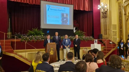 Fran Durán en el atril Del Real Círculo de la Amistad durante la presentación de la Cena Solidaria Hermano Bonifacio