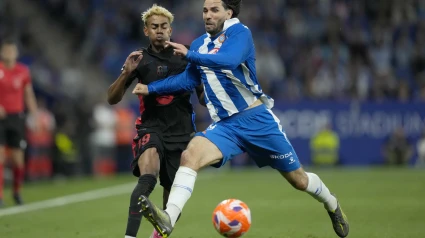 El defensa del Espanyol Leandro Cabrera (d) entra en falta sobre Lamine Yamal, del FC Barcelona, durante el encuentro correspondiente a la jornada 36 de LaLiga EA Sports que RCD Espanyol y FC Barcelona disputan este jueves en el RCDE Stadium