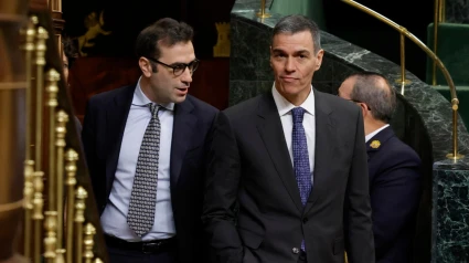 El presidente del Gobierno, Pedro Sánchez (d) y el ministro de Economía, Carlos Cuerpo durante el pleno celebrado este jueves en el Congreso