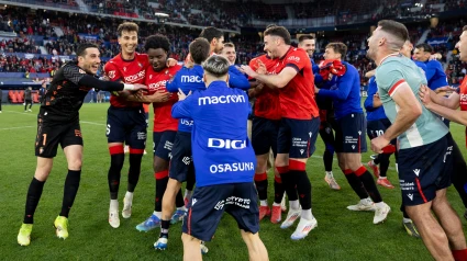 Los jugadores de Osasuna celebran el triunfo contra el Atlético de Madrid