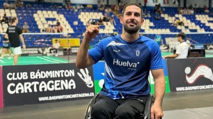 El volantista Paco Motero posa durante el Campeonato de España de Parabádminton en Cartagena