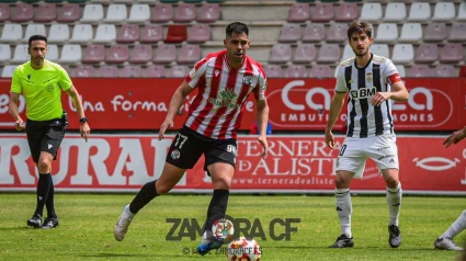 Roni, jugador del Zamora CF, en un acción ante el Real Unión