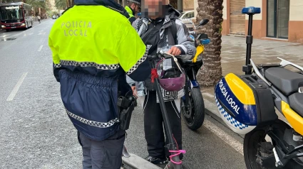 Casco, luces y hasta el móvil: los errores que te pueden costar 500€ con un patinete