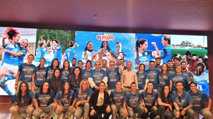 Los integrantes del Alhama Club de Fútbol ElPozo junto al equipo directivo