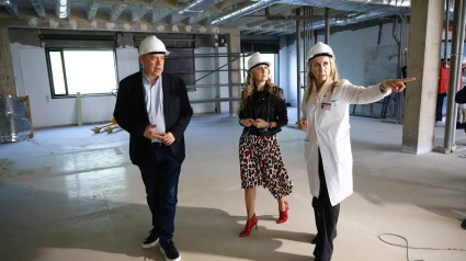 El conselleiro Sanidade durante la visita a las obras que se realizan al Hospital Naval