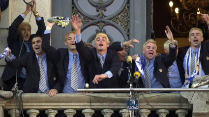 LC 03. LA CORUÑA, 20/05/00.- LOS JUGADORES DEL DEPORTIVO DONATO GAMA DA SILVA, PEDRO CESAR "PAULETA", TURU FLORES, LIONEL SCALONI, MAURO SILVA, IVAN PEREZ, VICTOR SANCHEZ Y ROY MAKAAY (DE IZQ. A DER.) SON ACLAMADOS EN EL BALCON DEL AYUNTAMIENTO EN LA PLAZA DE MARIA PITA DONDE MILES DE PERSONAS LES ESPERABAN PAR FESTEJAR LA CONSECUCION DEL PRIMER TITULO EN LA HISTORIA DEL CLUB AL GANAR AYER 2-0 AL ESPANYOL EN LA ULTIMA JORNADA DE LIGA. EFE/LAVANDEIRA JR.- ****IMAGEN DIGITAL****