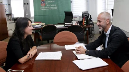 Sergio Silva, Consejero de Educación del Gobierno de Cantabria, junto a Rus Trueba, Presidenta de la Junta de Personal Docente