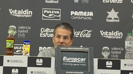 Pedro Martínez atiende a los medios antes de viajar a Girona