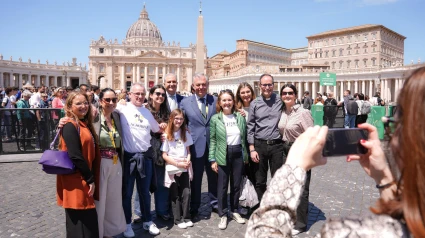 El alcalde de Sevilla, José Luis Sanz, junto a peregrinos sevillanos que se encuentran en Roma