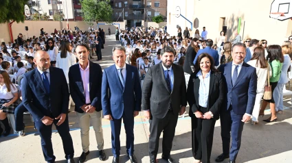 López Miras junto a otras autoridades durante una visita a un colegio de Lorca este viernes
