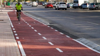 Un usuario en el carril bici