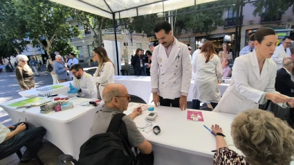 Farmacéuticos de Córdoba atendiendo en el Bulevar