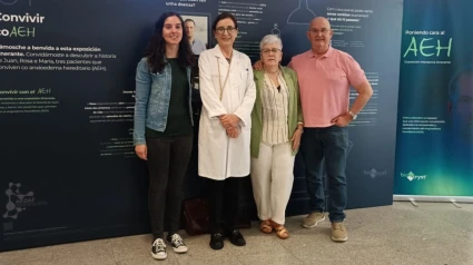 La dra. Marcos y 2 pacientes, frente a la exposición