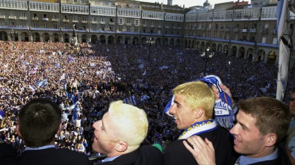 LC 01. LA CORUÑA, 20/05/00.- LOS JUGADORES DEL DEPORTIVO GABRIEL SCHURRER (I), ROY MAKAAY (C) Y ENRIQUE ROMERO (D), ENTRE OTROS, SON ACLAMADOS EN EL BALCON DEL AYUNTAMIENTO EN LA PLAZA DE MARIA PITA DONDE MILES DE PERSONAS LES ESPERABAN PAR FESTEJAR LA CONSECUCION DEL PRIMER TITULO DE LIGA EN LA HISTORIA DEL CLUB AL GANAR AYER 2-0 AL ESPANYOL EN LA ULTIMA JORNADA. EFE/LAVANDEIRA JR.- ****IMAGEN DIGITAL****