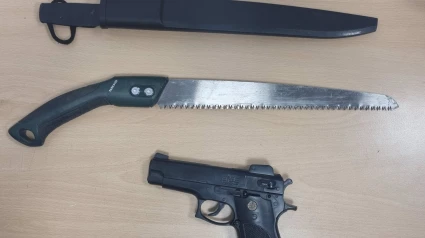 Cuchillo y pistola falsa intervenidas al detenidoLa Policía Nacional ha arrestado en Palma a un hombre de 47 años y nacionalidad española por, presuntamente, amenazar con una pistola falsa y un cuchillo a un policía fuera de servicio, con el que mantuvo una discusión de tráfico.ESPAÑA EUROPA ISLAS BALEARES SOCIEDADPOLICÍA NACIONAL