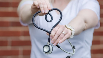 Imagen de archivo de una doctora con un fonendo en forma de corazón