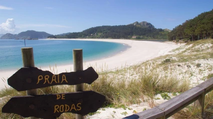 Vista general de la playa de Rodas del parque nacional de las islas Cíes en Vigo, Galicia