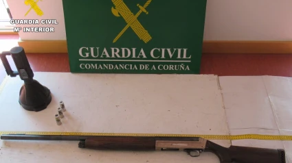 Fusil y foco interceptado a los cazadores furtivos en Dodro