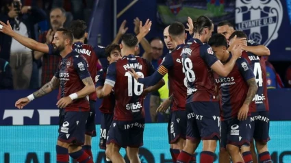 Los jugadores del Levante celebran el único gol del partido
