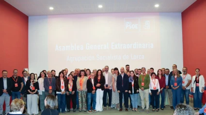 Foto de familia de la nueva ejecutiva del PSOE en Lorca, con Isabel Casalduero comos ecretaria general